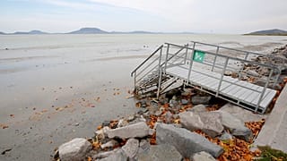 Az iszapba vezető lépcső Balatonfenyvesnél