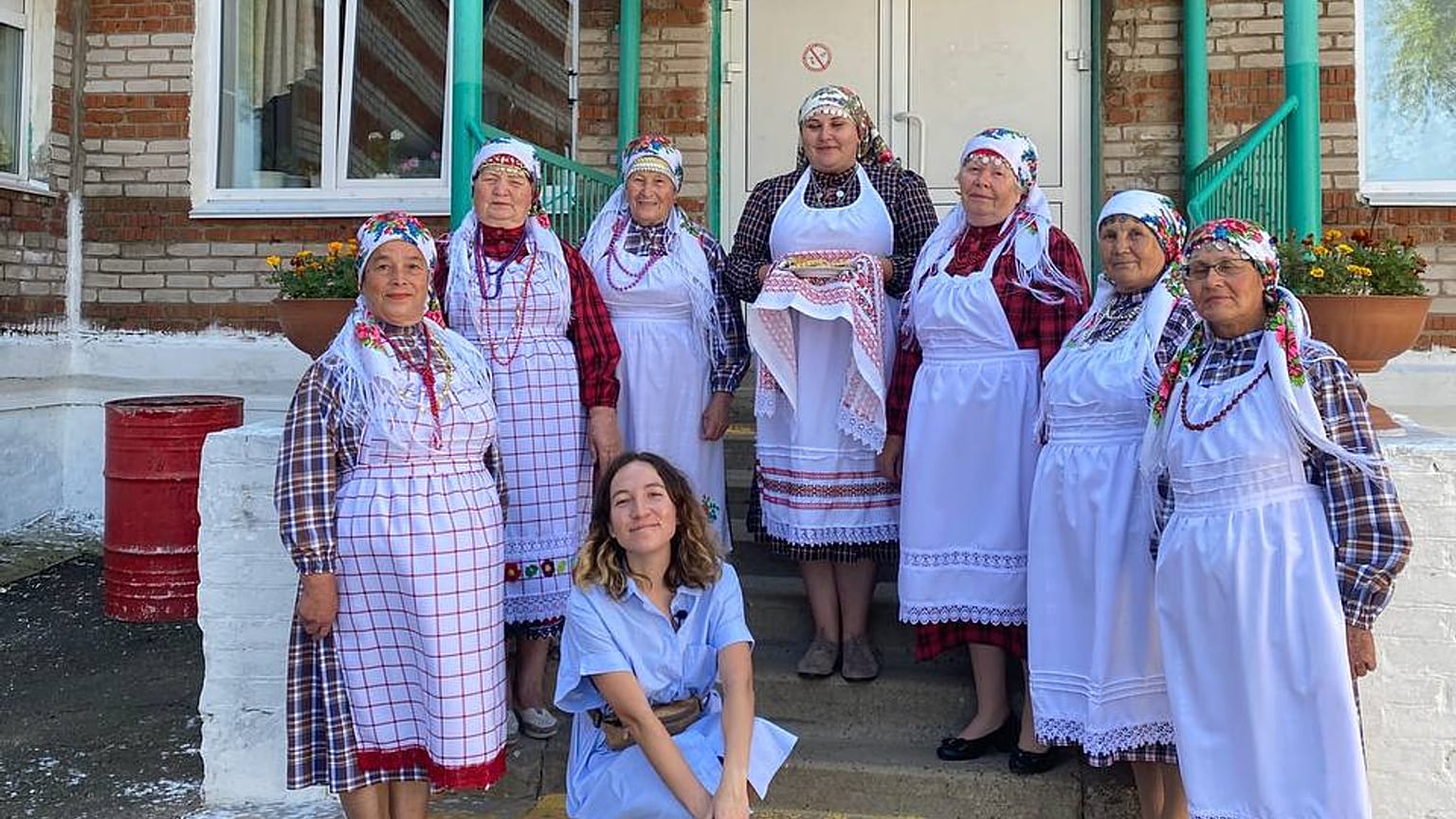 В Удмуртии Машу и Арину встретили женщины в национальных костюмах.