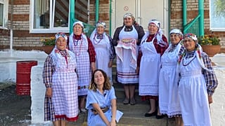 В Удмуртии Машу и Арину встретили женщины в национальных костюмах.