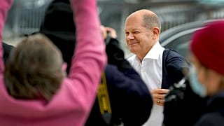 Les médias allemands qualifient déjà M. Scholz de "chancelier de la Saint-Nicolas".