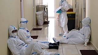 Equipe médicale dans un hôpital de Jakarta (Indonésie), le 29/07/2021