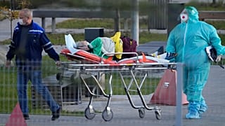 Equipa médica moscovita recolhe doente suspeito de ter contraído Covid-19