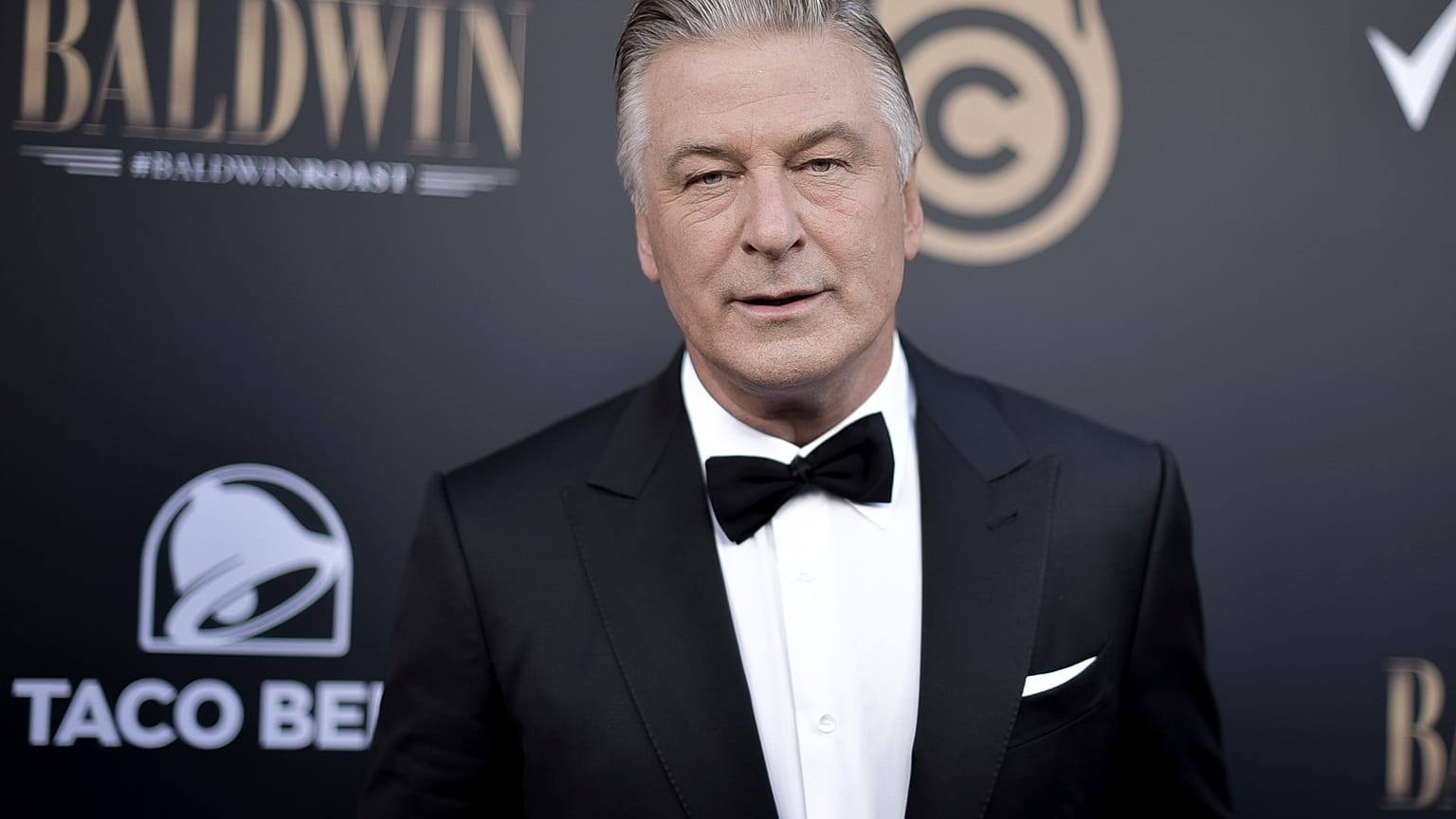 Varios coches de policía acudieron al lugar del rodaje tras la muerte de Halyna Hutchins. Foto de archivo del actor estadounidense, Alec Baldwin.