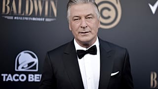 Varios coches de policía acudieron al lugar del rodaje tras la muerte de Halyna Hutchins. Foto de archivo del actor estadounidense, Alec Baldwin.