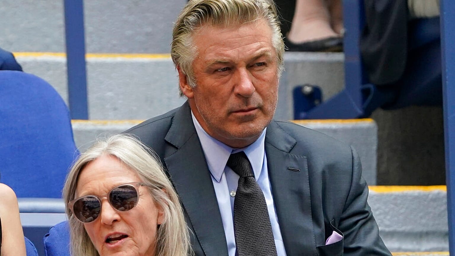 Alec Baldwin egy kellékfegyverrel lelőtte az operatőrt egy forgatáson