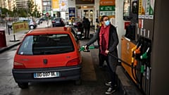 Une automobiliste fait le plein à Marseille, 21/10/2021