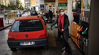 Une automobiliste fait le plein à Marseille, 21/10/2021