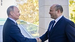 رئيس الوزراء الإسرائيلي نفتالي بينيت مع الرئيس فلاديمير بوتين في روسيا. 