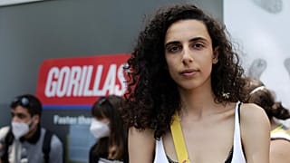 Zeynep, eine Gorillas-Fahrerin, bei einem Protest gegen schlechte Arbeitsbedingungen und Entlassungen in Berlin.
