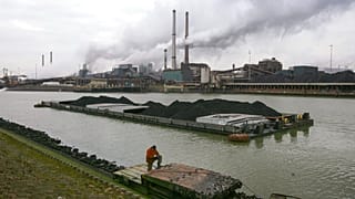 Endüstriyel üretimin yoğun olduğu Hollanda'da hava kirliliğini azaltmak için güneş enerjisi ve hidrojen üretim santrallerinin yapımına ağırlık veriliyor.