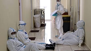 Endonezya'da Covid-19 hastalarını tedavi ettikten sonra dinlenen doktorlar (arşiv) 
