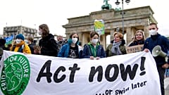 Demonstrat:innen stehen vor dem Brandenburger Tor im Rahmen einer "Fridays For Future"-Klimakundgebung in Berlin, Deutschland, Freitag, 22. Oktober 2021.
