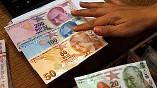 أوراق نقدية تركية تحمل صور مؤسس تركيا الحديثة مصطفى كمال أتاتورك، في اسطنبول، تركيا.