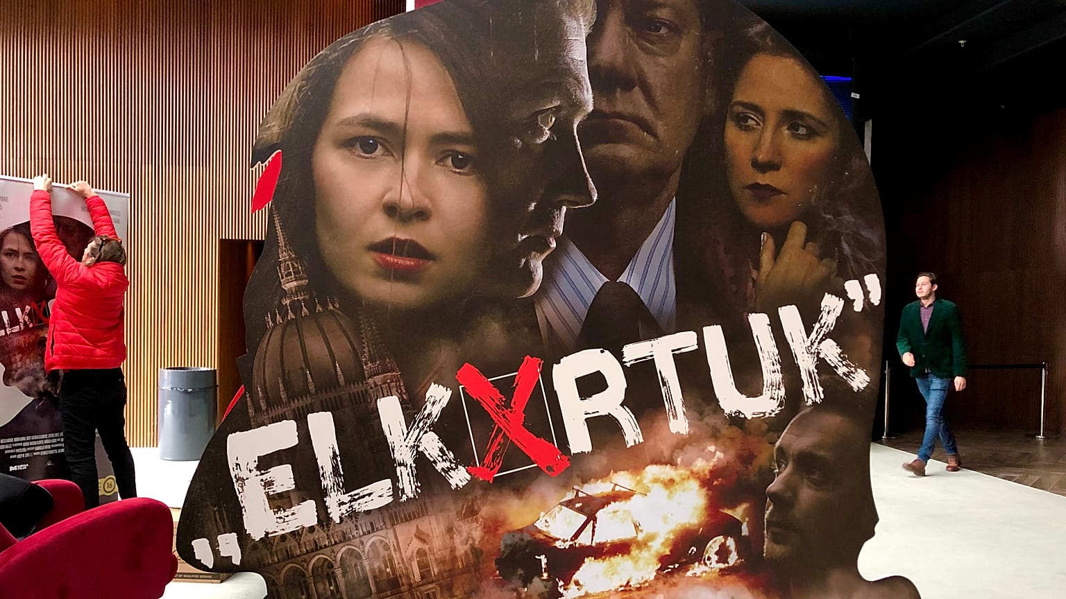Készülődés a sajtópremierre, a film plakátjait helyezik ki a moziban