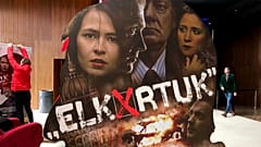 Készülődés a sajtópremierre, a film plakátjait helyezik ki a moziban