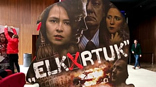 Készülődés a sajtópremierre, a film plakátjait helyezik ki a moziban