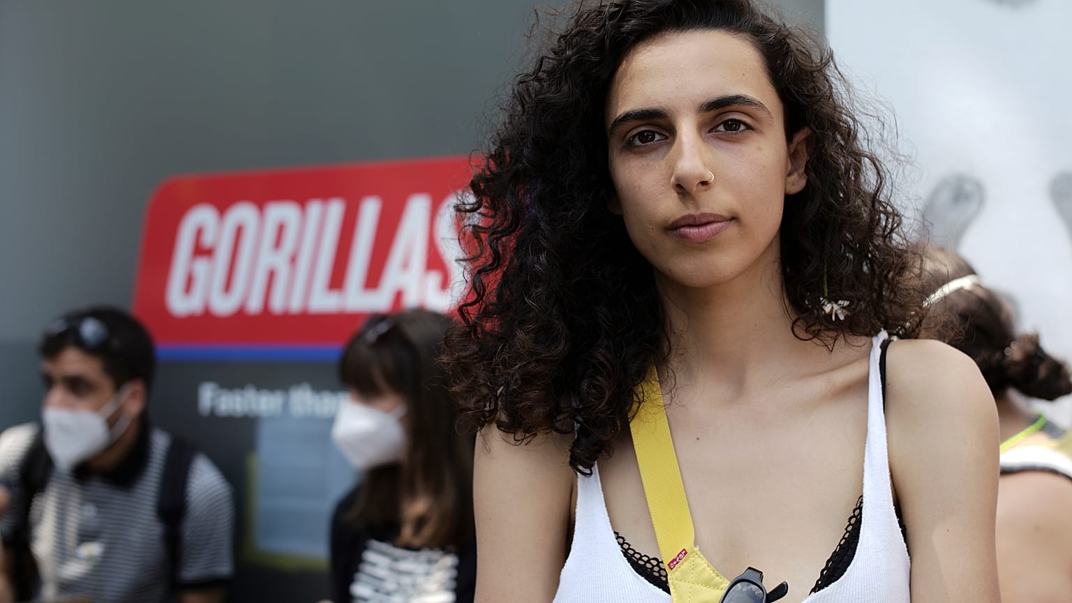 Zeynep, en el centro, una repartidora turca de Gorillas, en una protesta en Berlín por el despido de un colega.