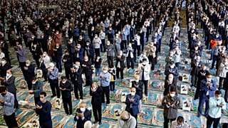 İran'da Covid-19 nedeniyle iptal edilen cuma namazları yeniden başladı. Tahran Üniversitesi'nde 20 ay sonra ilk cuma namazı kılındı