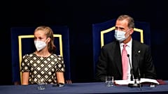 Leonor con su padre el rey Felipe VI en una imagen de archivo, en los premios que llevan su nombre 'princesa de Asturias'