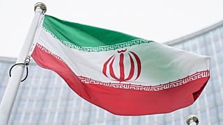 پرچم ایران مقابل مقر آژانس بینالمللی انرژی اتمی