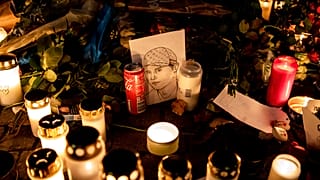 Velas entorno a un retrato del joven Einar, para rendirle homenaje, en el lugar donde falleció