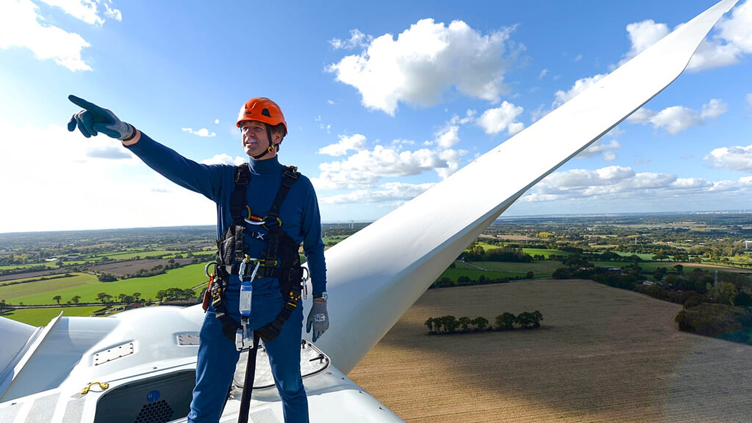 Candidato dos verdes à presidência francesa sobe ao topo de turbina eólica