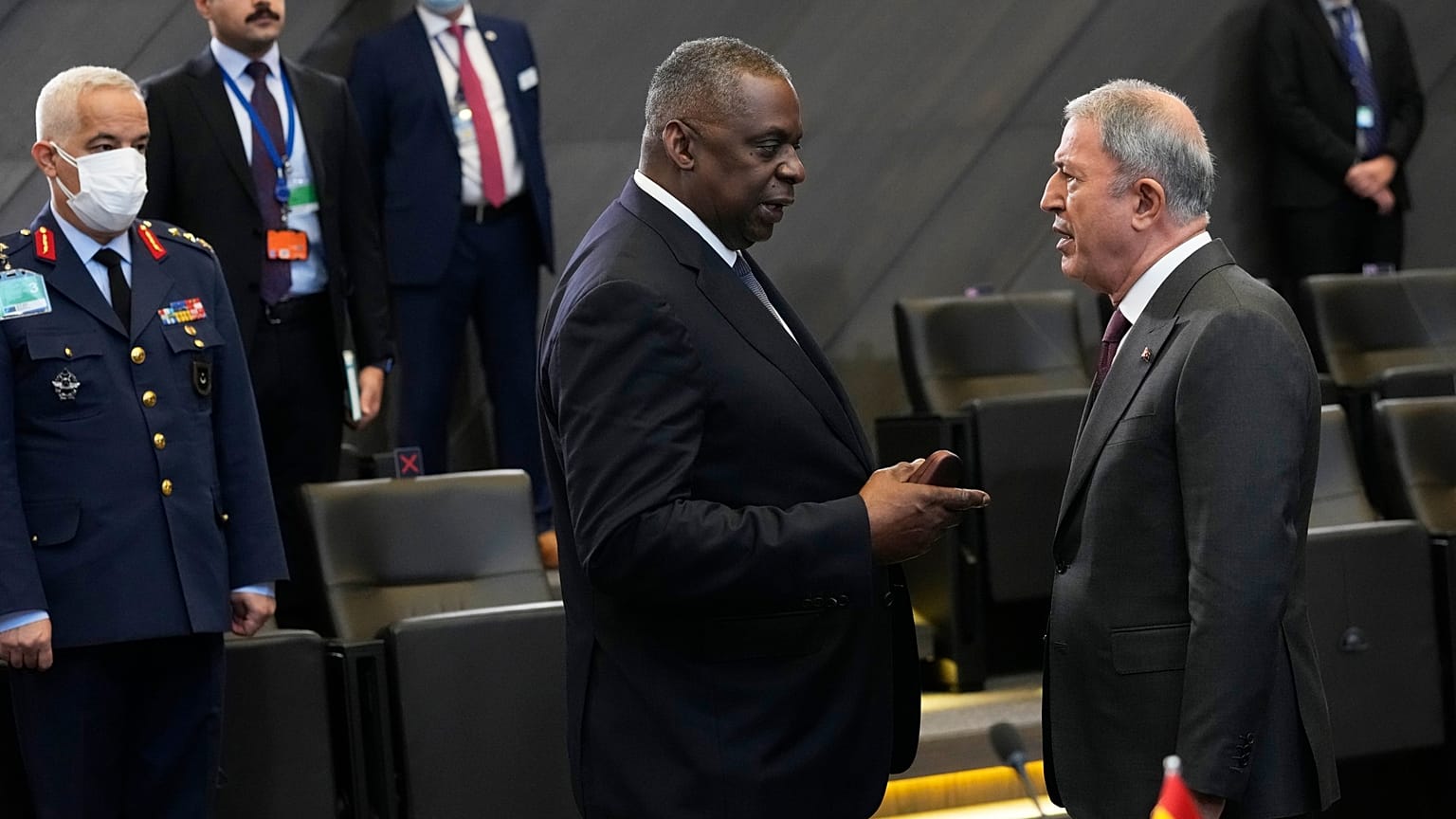 Hulusi Akar'ın ABD Savunma Bakanı Lloyd J. Austin III ile Brüksel'de ayak üstü görüşürken
