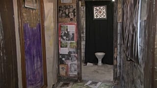 حمام عام في مدينة تارغو برومانيا يتحول إلى معرض للفن المعاصر بأنامل وموهبة فنانة شابة  