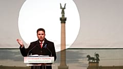 Márki-Zay Péter a színpadon az ellenzéki nagygyűlésen