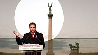 Márki-Zay Péter a színpadon az ellenzéki nagygyűlésen