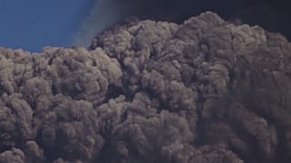 بركانٌ في البرّ وآخر في البحر.. شاهد ثوران إتنا في إيطاليا وبركانا تحت البحر في اليابان