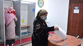 امرأة أزبكستانية تدلي بصوتها في أحد مراكز الاقتراع للانتخابات الرئاسية في العاصمة طشقند 24 أكتوبر 2021