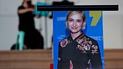 تكريم المصورة السينمائية هالينا هاتشينز التي تمّ تثبيت صورتها على حامل فوق الشموع، السبت 23 أكتوبر 2021