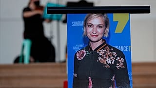 تكريم المصورة السينمائية هالينا هاتشينز التي تمّ تثبيت صورتها على حامل فوق الشموع، السبت 23 أكتوبر 2021