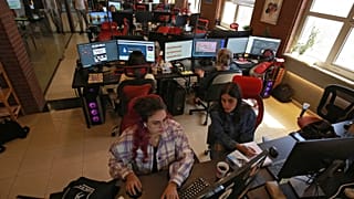 مختصون يعملون على تطوير ألعاب إلكترونية على الهواتف المحمولة باللغة العربية  داخل مقر شركة "طماطم" الأردنية في العاصمة عمان 30 سبتمبر 2021