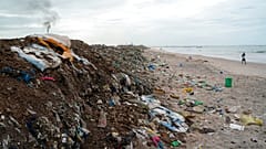 Praias poluídas em Bargny, no Senegal