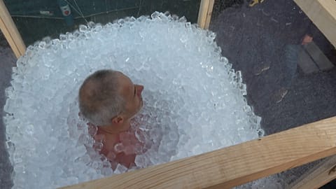 Поляк просидел в ледяном бассейне в Вильнюсе три часа