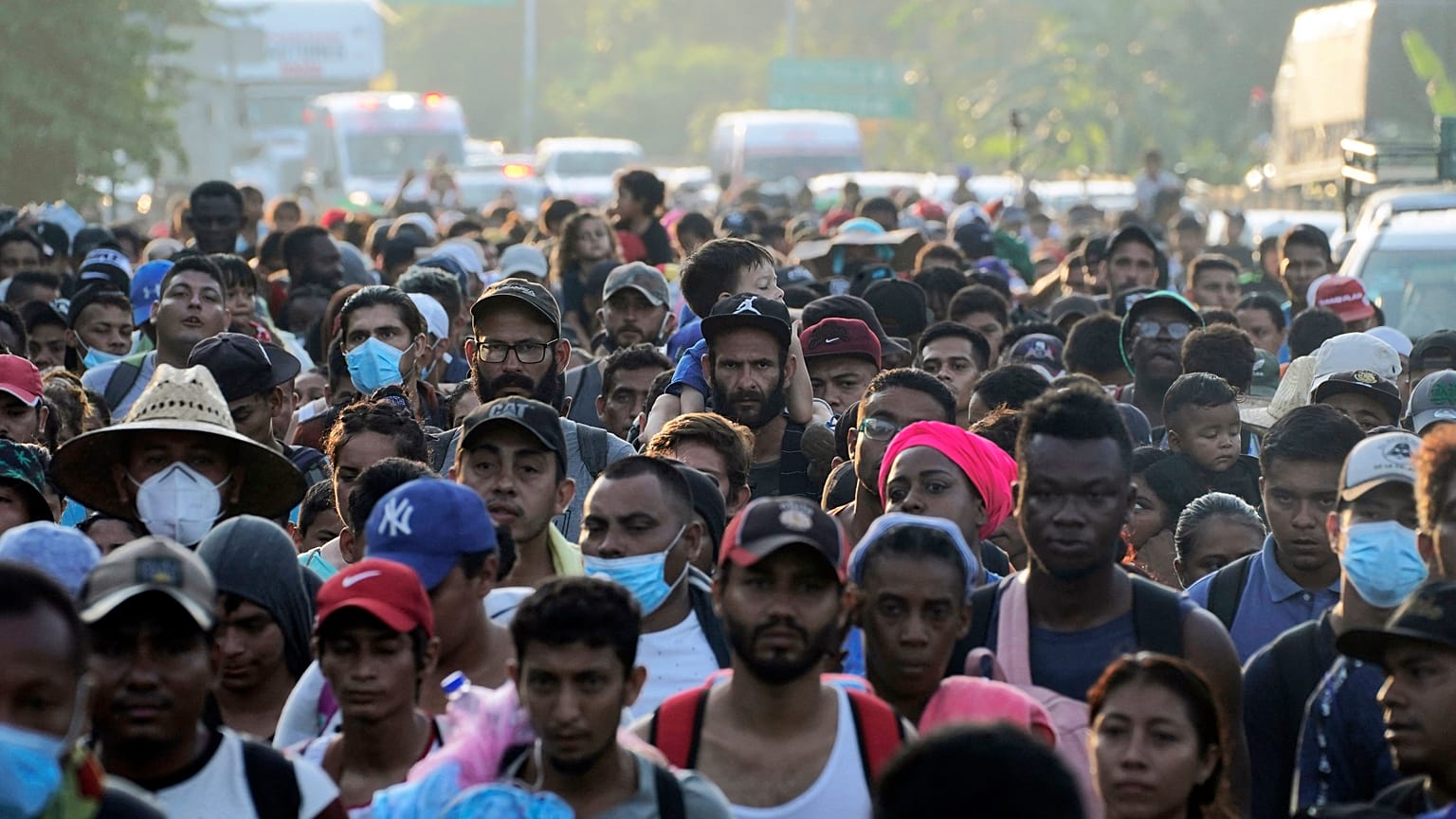 Una caravana de migrantes se dirige al norte por la carretera costera a las afueras de Huehuetan en el estado de Chiapas, México, el 24 de octubre de 2021.