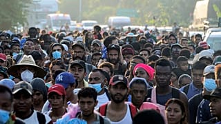 Una caravana de migrantes se dirige al norte por la carretera costera a las afueras de Huehuetan en el estado de Chiapas, México, el 24 de octubre de 2021.