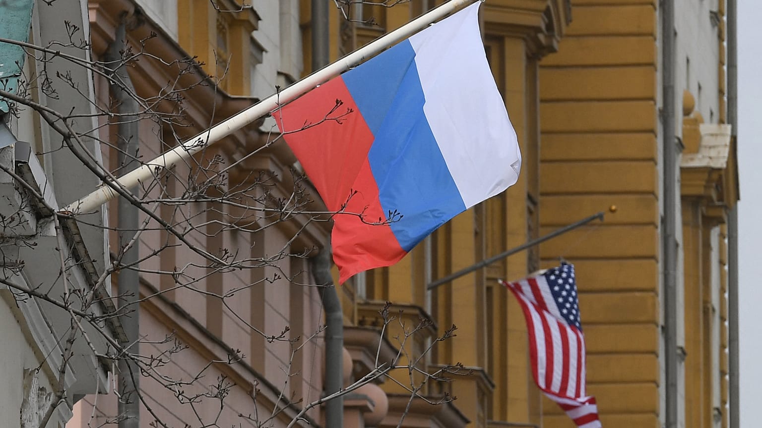 Москва возмущена отказом выдавать американские визы в России после требования российского правительства сократить дипмиссию США