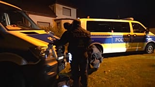 La policía alemana deteniendo a un miembro de la patrulla antimigrantes