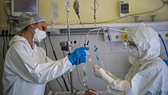 Ápolónő (b) asszisztál egy orvosnak az Országos Korányi Pulmonológiai Intézet koronavírussal fertőzött betegek fogadására kialakított intenzív osztályán 2021. február 18-án.