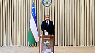 الرئيس الأوزبكي شوكت ميرزيوييف يدلي بصوته في مركز اقتراع خلال الانتخابات الرئاسية في طشقند، أوزبكستان