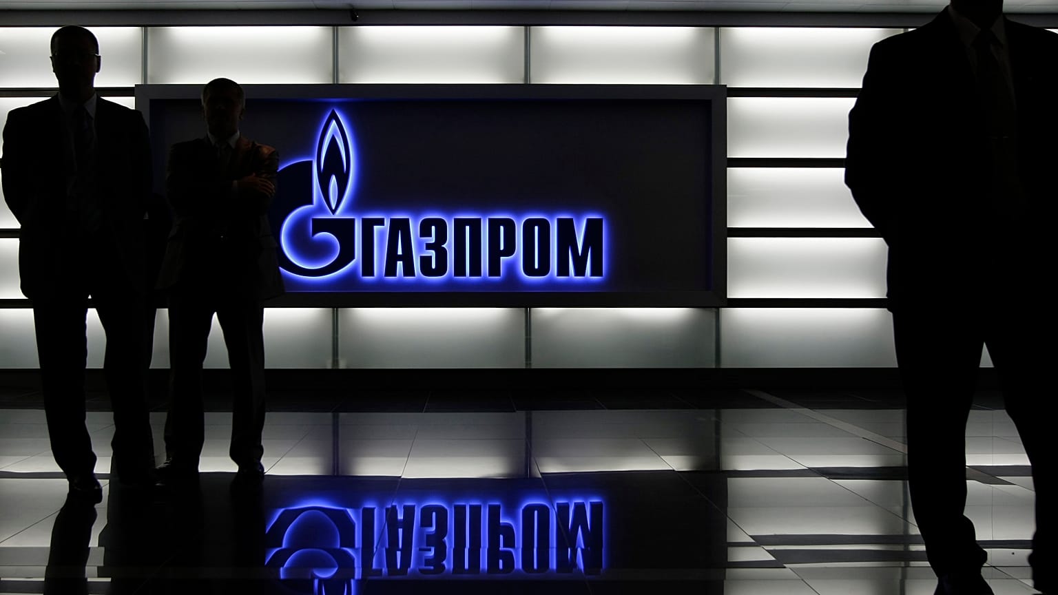 A Gazprom logója az orosz óriásvállalat moszkvai felhőkarcolójának bejáratánál