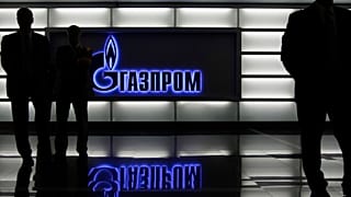A Gazprom logója az orosz óriásvállalat moszkvai felhőkarcolójának bejáratánál