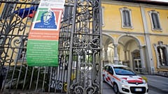 Idősotthonból hajt ki egy autó Milánóban tavaly áprilisban. 