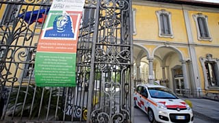 Idősotthonból hajt ki egy autó Milánóban tavaly áprilisban.