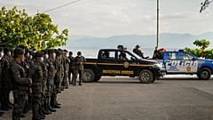 Policías recibiendo instrucciones, 24/10/2021, El Estor, Guatemala