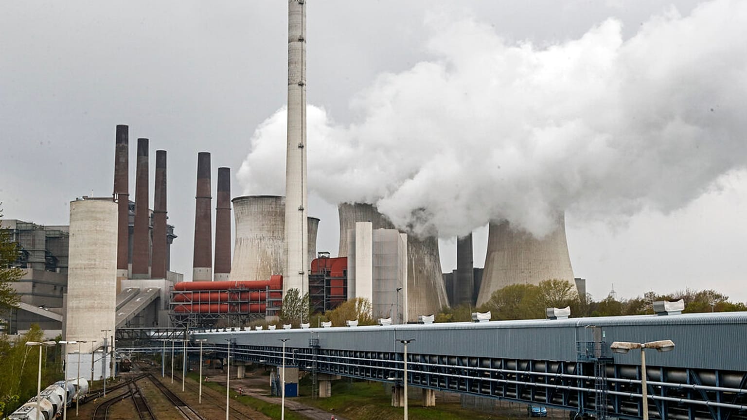 Szénerőmű Németországban. A Német Legfelsőbb Bíróság kötelezte rá a német államot, hogy 2030-ig világos célokat állítson fel, hogyan csökkenti üvegházhatású gázkibocsátását
