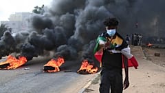 Un manifestant dans les rues de Khartoum (Soudan), ce lundi 